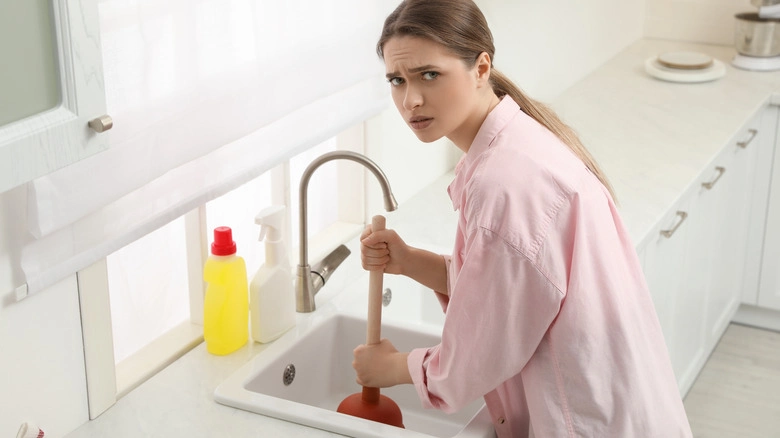 how to use a drain cleaning bladder​