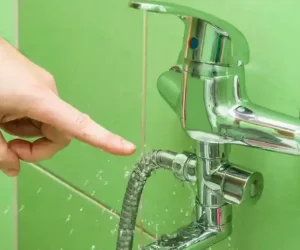 How Do I Repair a Leaky Bathtub Faucet Fast? 7 Steps